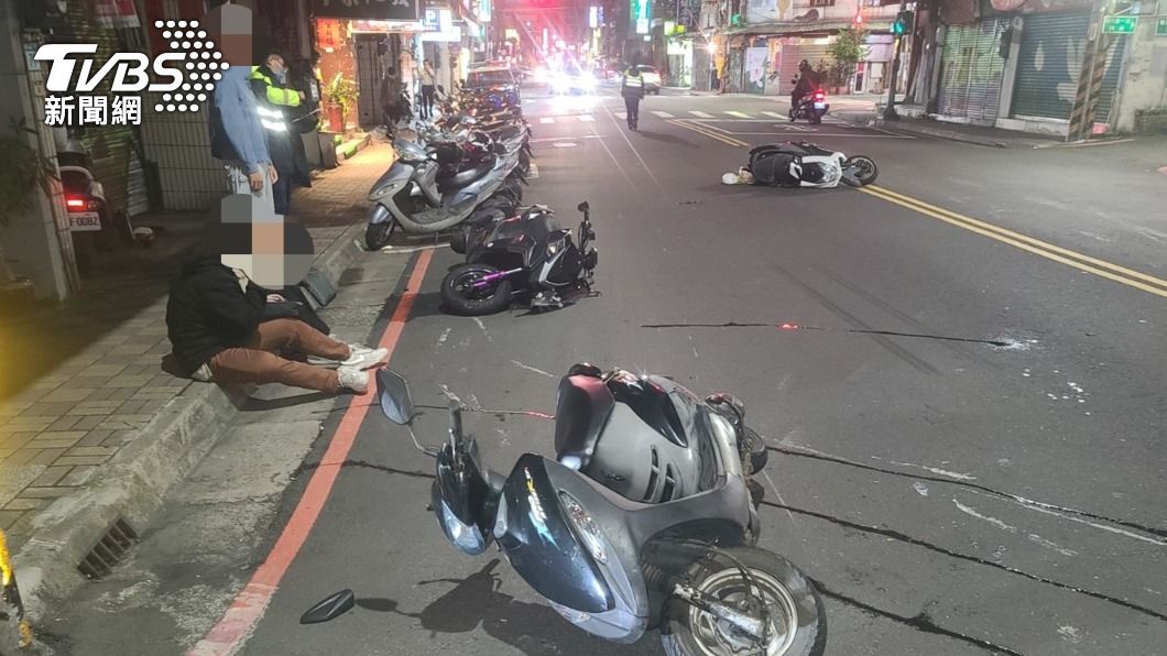 沒在看?女騎士從支幹道切進主線 直行2車煞不及連環撞