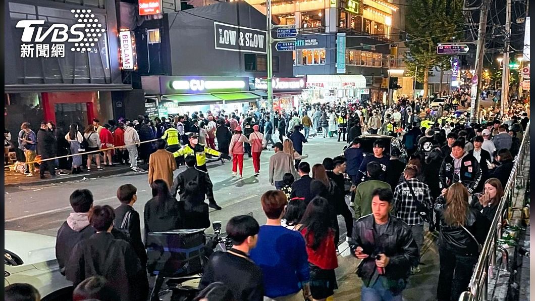 人潮塞滿整個巷弄。(圖/達志影像美聯社)