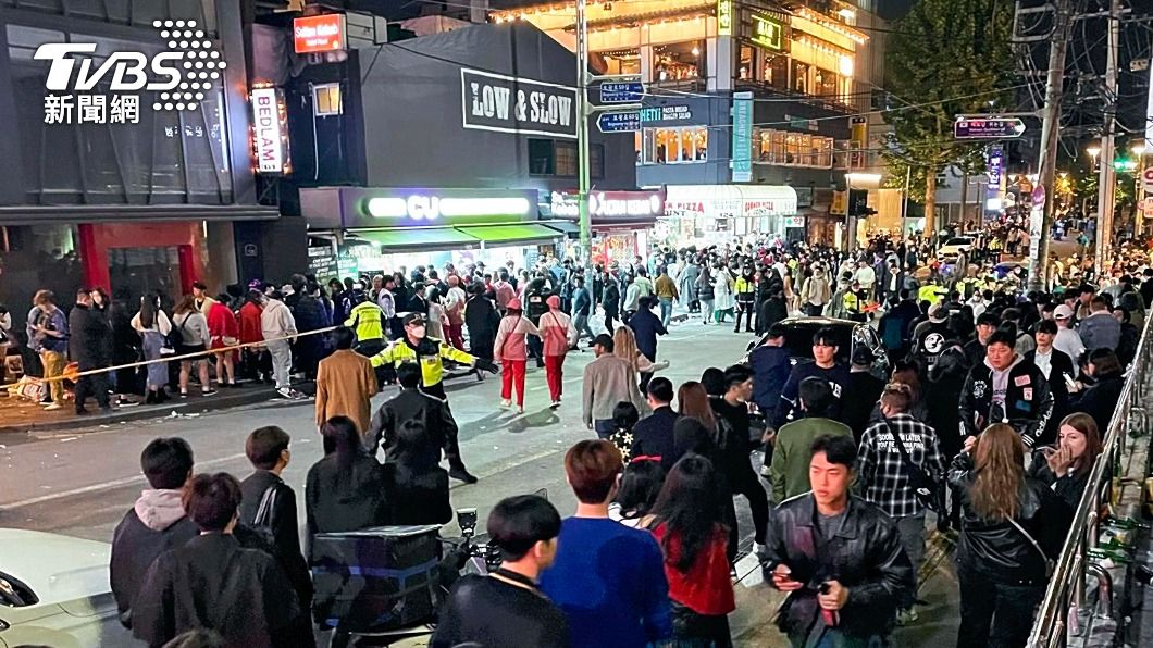 韓國梨泰院驚爆嚴重踩踏意外，網友分析台韓兩地差異。（圖／達志影像美聯社）