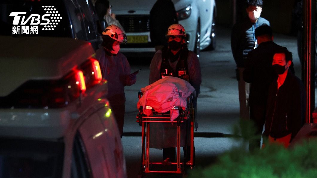 搜救人員將罹難者的遺體抬上救護車。（圖／達志影像路透社）
