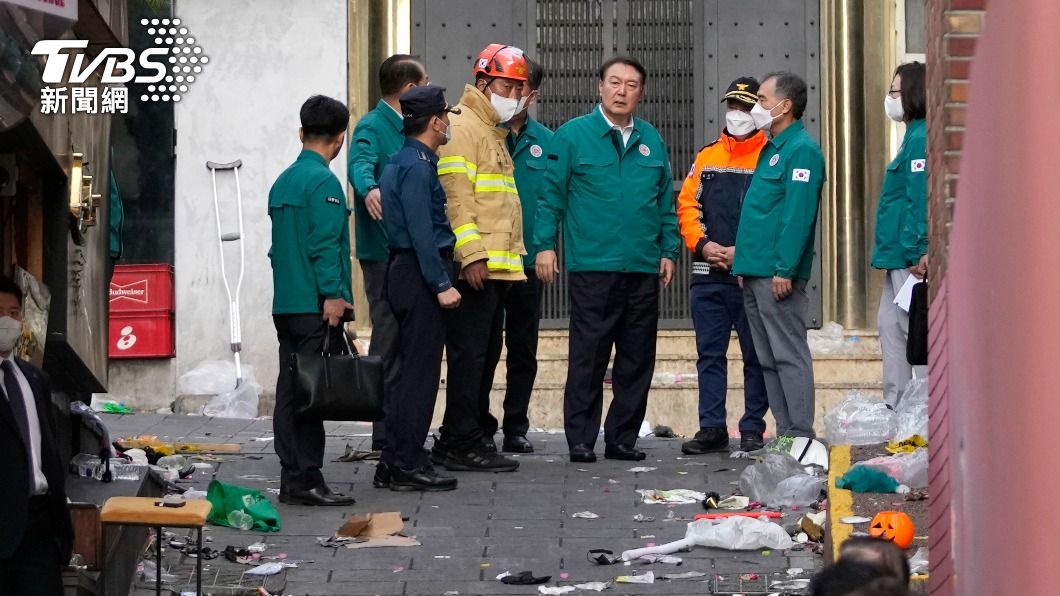 南韓總統尹錫悅隨相關人員視察事發現場。（圖／達志影像美聯社）