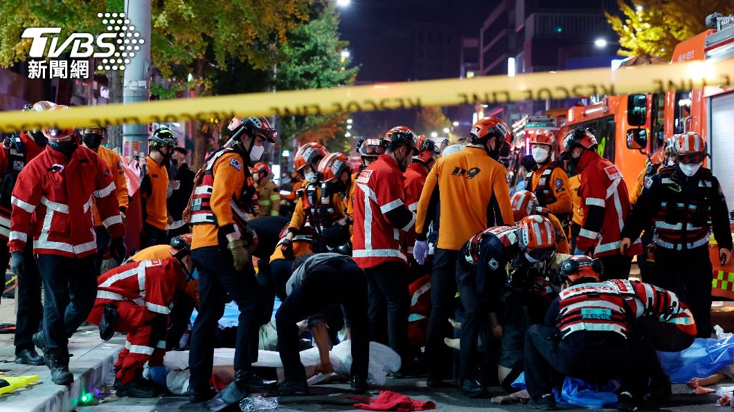 警消人員在地上為患者實施CPR。(圖/達志影像美聯社)