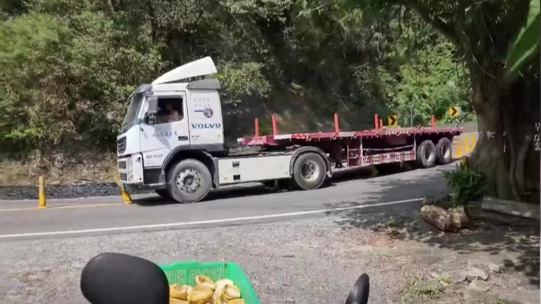 曳引車一路輾壓桿子。(圖/翻攝自重機車友 ❘ 各區路況天氣、資訊分享中心)