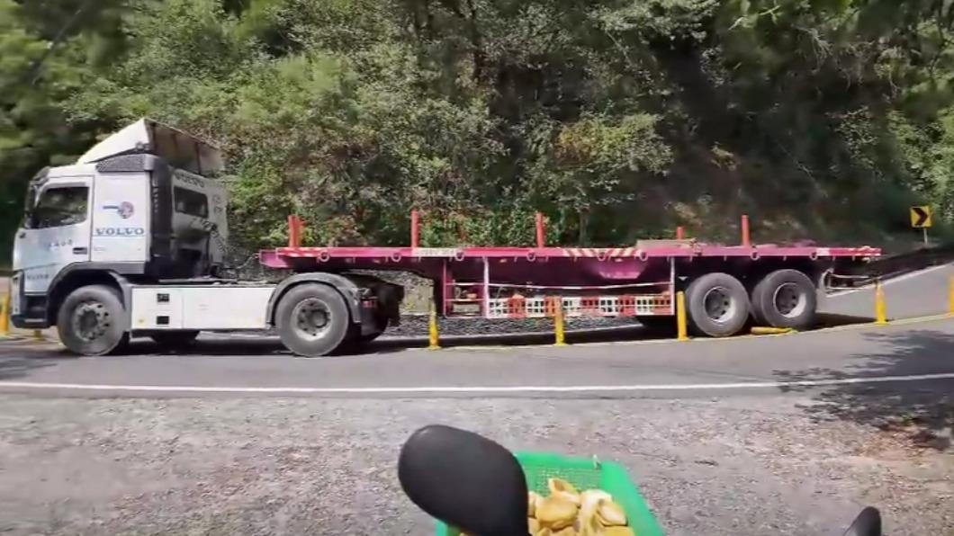 網友直擊誇張的狀況。(圖/翻攝自重機車友 ❘ 各區路況天氣、資訊分享中心)