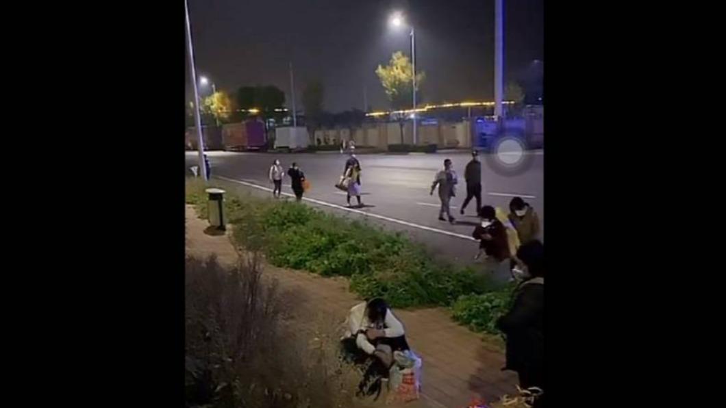 富士康鄭州廠爆大規模群聚感染　員工連夜「逃難」百里返鄉