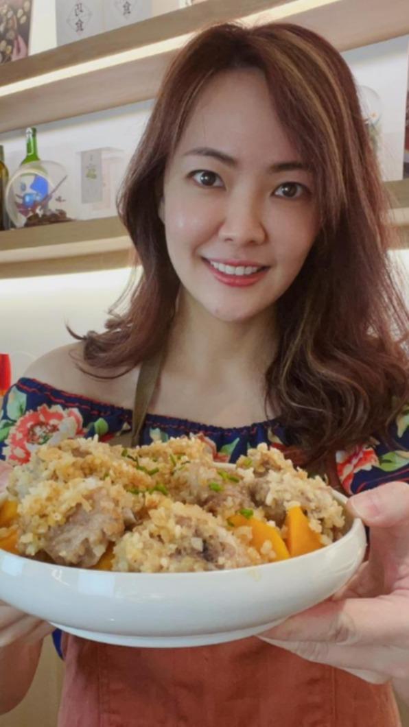 料理女王陸巧因做「南瓜粉蒸肉」慶祝萬聖節。(圖/TVBS)