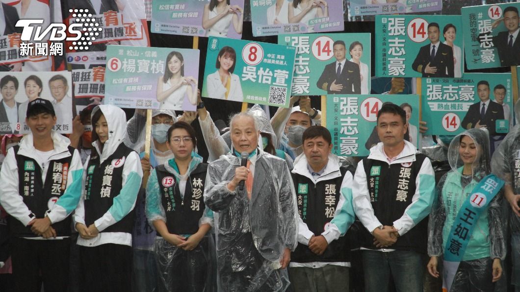 前親民黨副主席張昭雄也頂著風雨,到場為黃珊珊站台。(圖/方炳超攝)