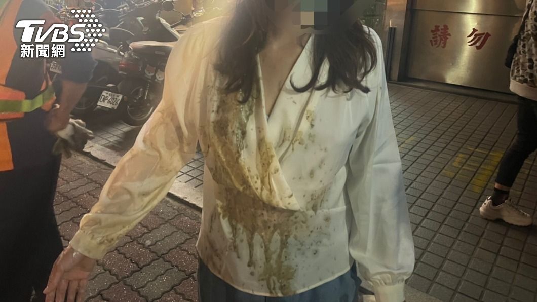 噴得我「一身髒水」!壓縮垃圾瞬間爆汁 女衣褲全濕臭臭的