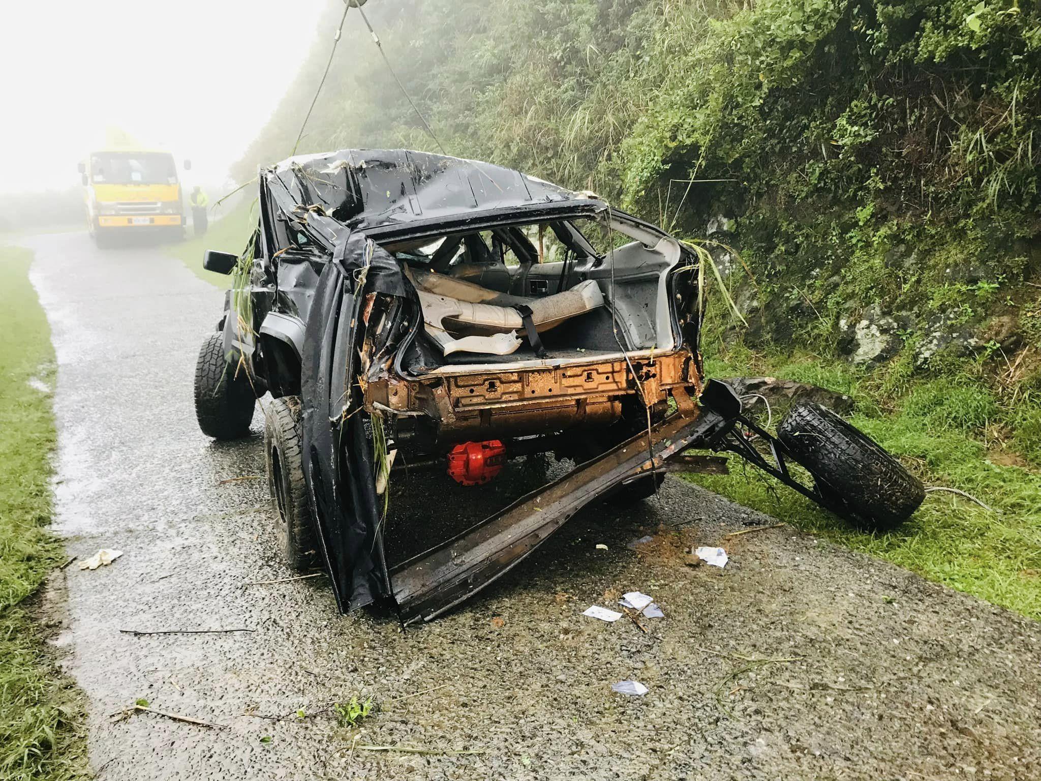 車子翻落山谷嚴重變形。(圖/翻攝自蕭閎仁臉書)