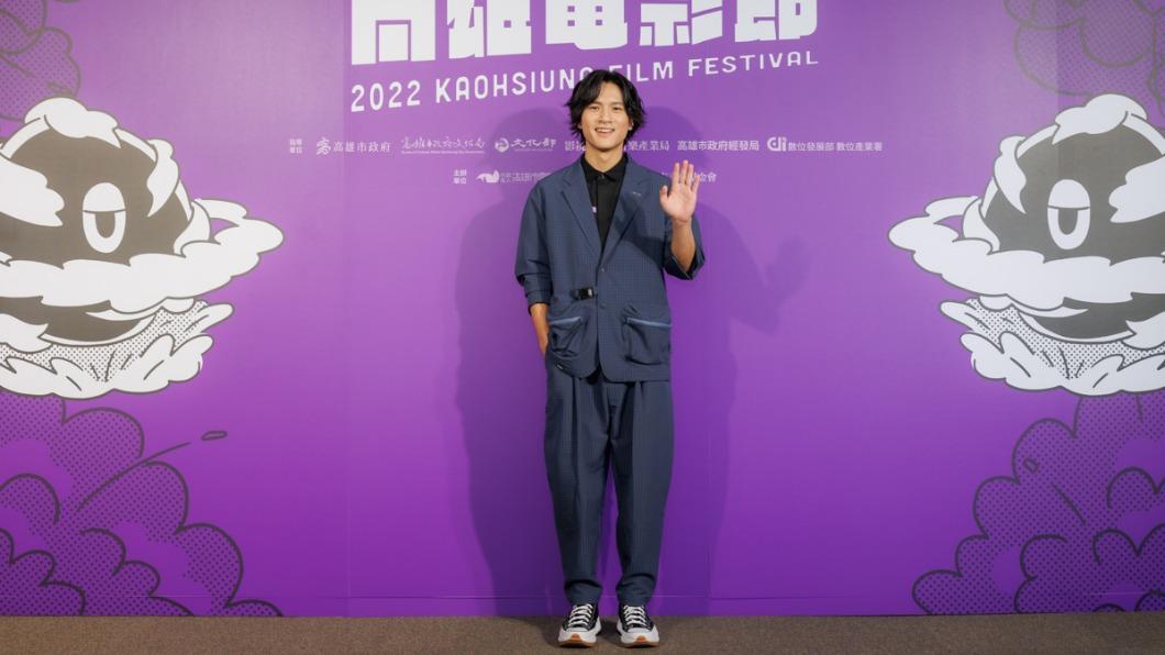 2鮮肉男星雨天路邊互毆 竟爆曖昧情「以舒服方式大力弄」
