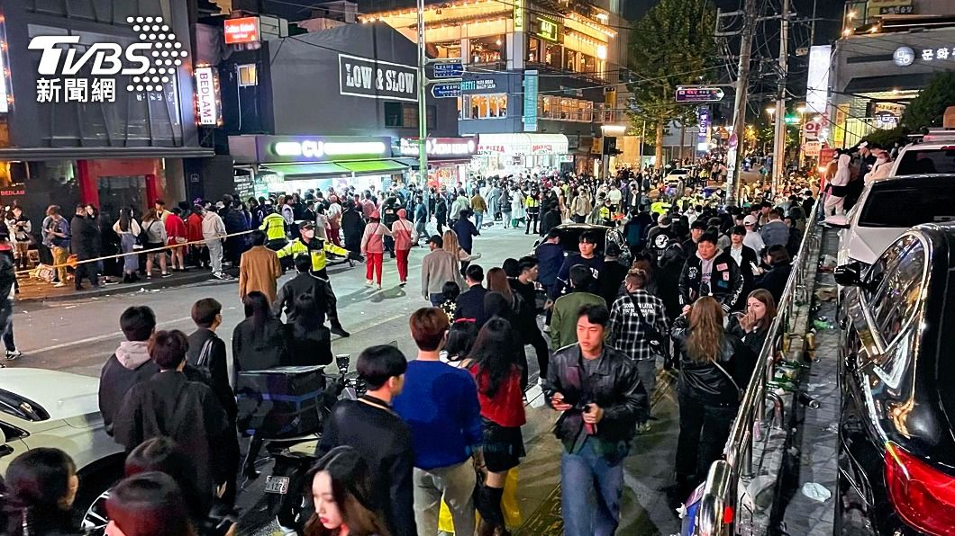 一名父親接到女兒電話後,趕往梨泰院尋找女兒。(圖/達志影像美聯社)