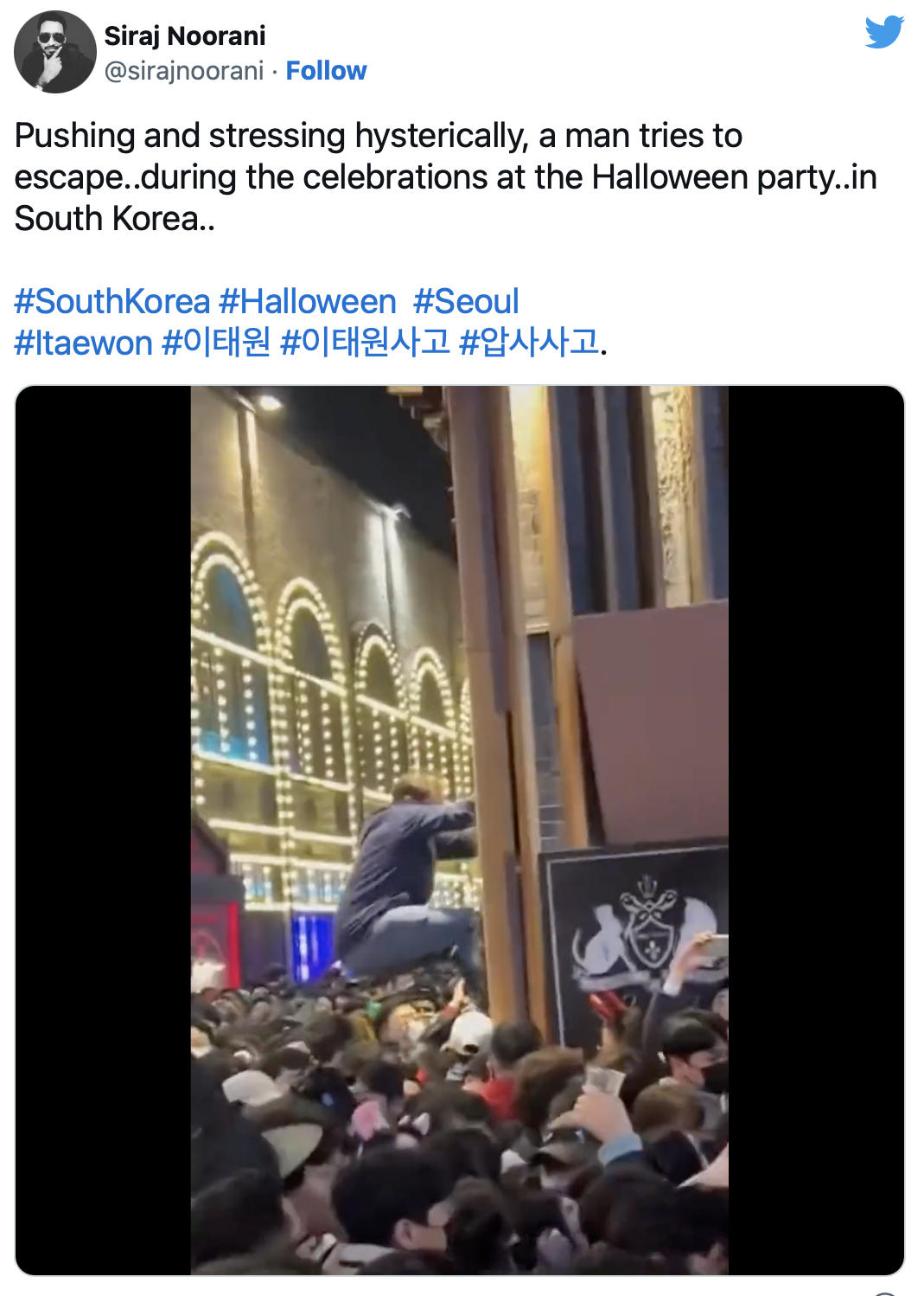 目擊者拍下攀爬過程,被社群瘋傳。(圖/翻攝自推特)