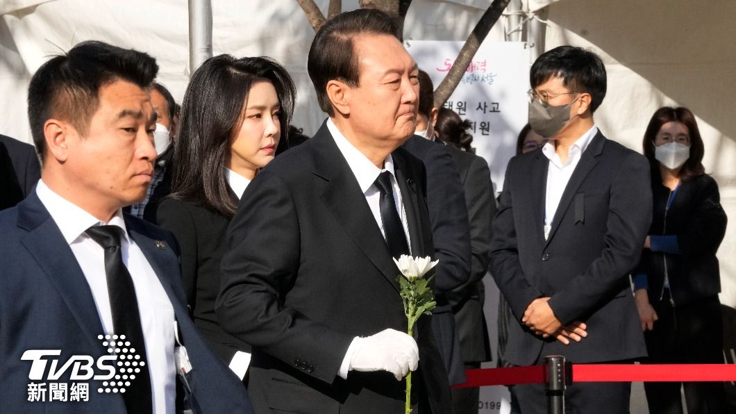 尹錫悅夫婦獻花追悼亡者 民眾重返悲劇現場「放滿白花」