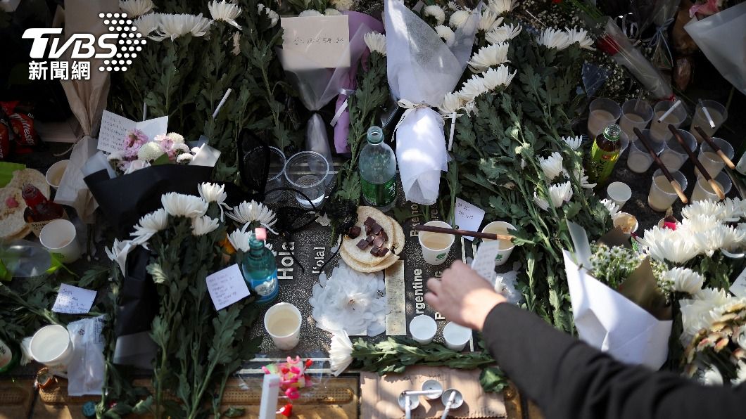 事發現場的街道邊放滿了民眾追悼的鮮花。（圖／達志影像路透社）