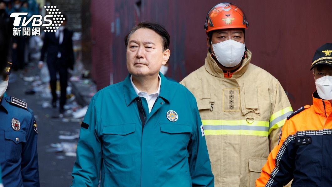 尹錫悅昨（30日）趕抵事故現場勘查情況。（圖／達志影像路透社）
