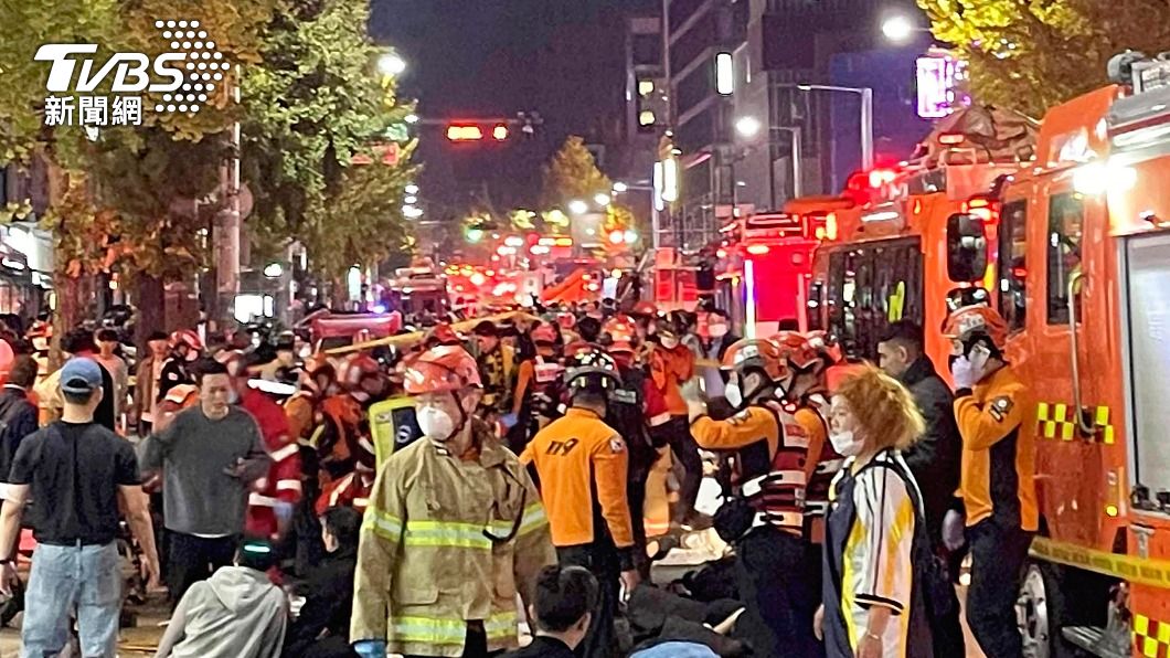 部分民眾以為警消人員是逼真的萬聖節裝扮。(圖/達志影像美聯社)