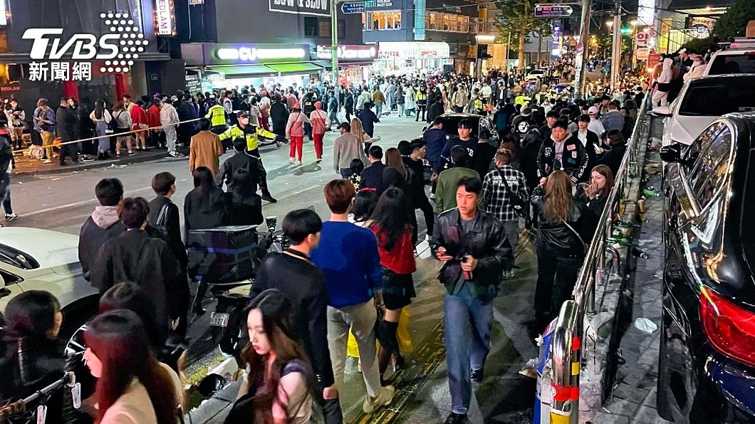 梨泰院29日發生踩踏意外，已有154人不幸罹難。（圖／達志影像美聯社）
