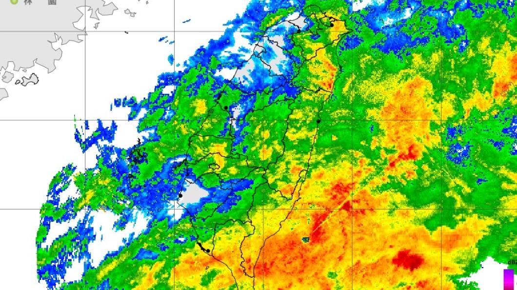 氣象局今晨發布豪雨特報，宜蘭縣更發布超大豪雨特報。（圖／氣象局提供）
