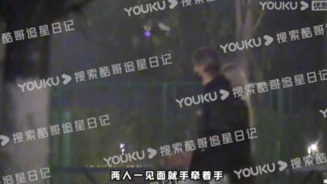 兩人一路手都緊牽沒放開。(圖/翻攝自酷哥追星日記段YOUKU)