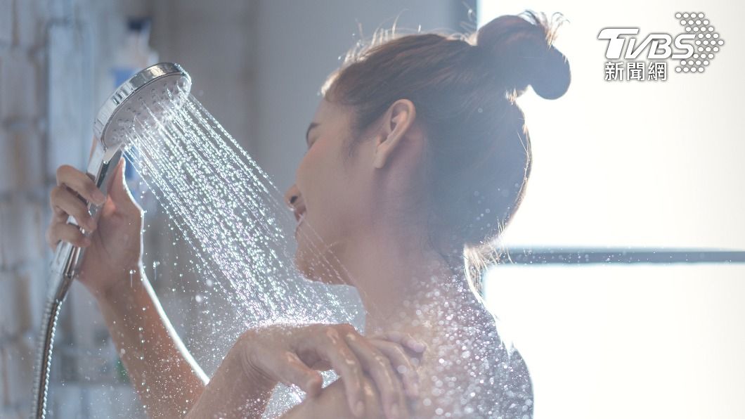 沖冷水澡能幫助脂肪轉換。（示意圖，非當事人／shutterstock達志影像）
