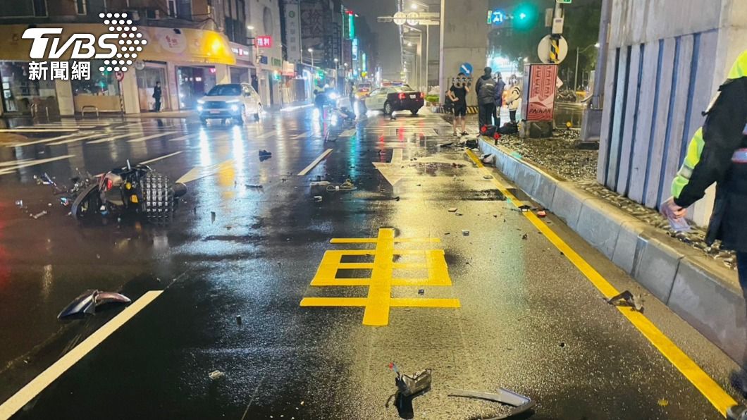 車殼零件散落滿地。（圖／TVBS）