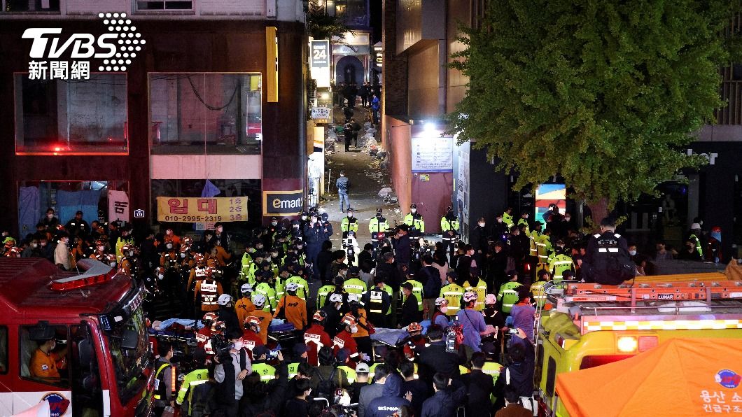 案發當日人潮壅擠,導致警消難以即時救援。(圖/達志影像路透社)