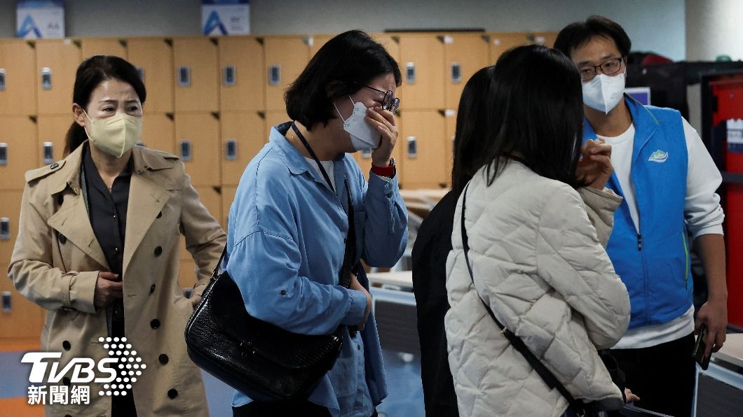 罹難者親友在趕到通報處後，不禁情緒潰堤。（圖／達志影像路透社）