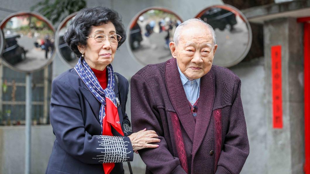 金英(圖右)是我國空軍首批戰鬥機飛行員之一。(資料畫面/新北市文化局提供)
