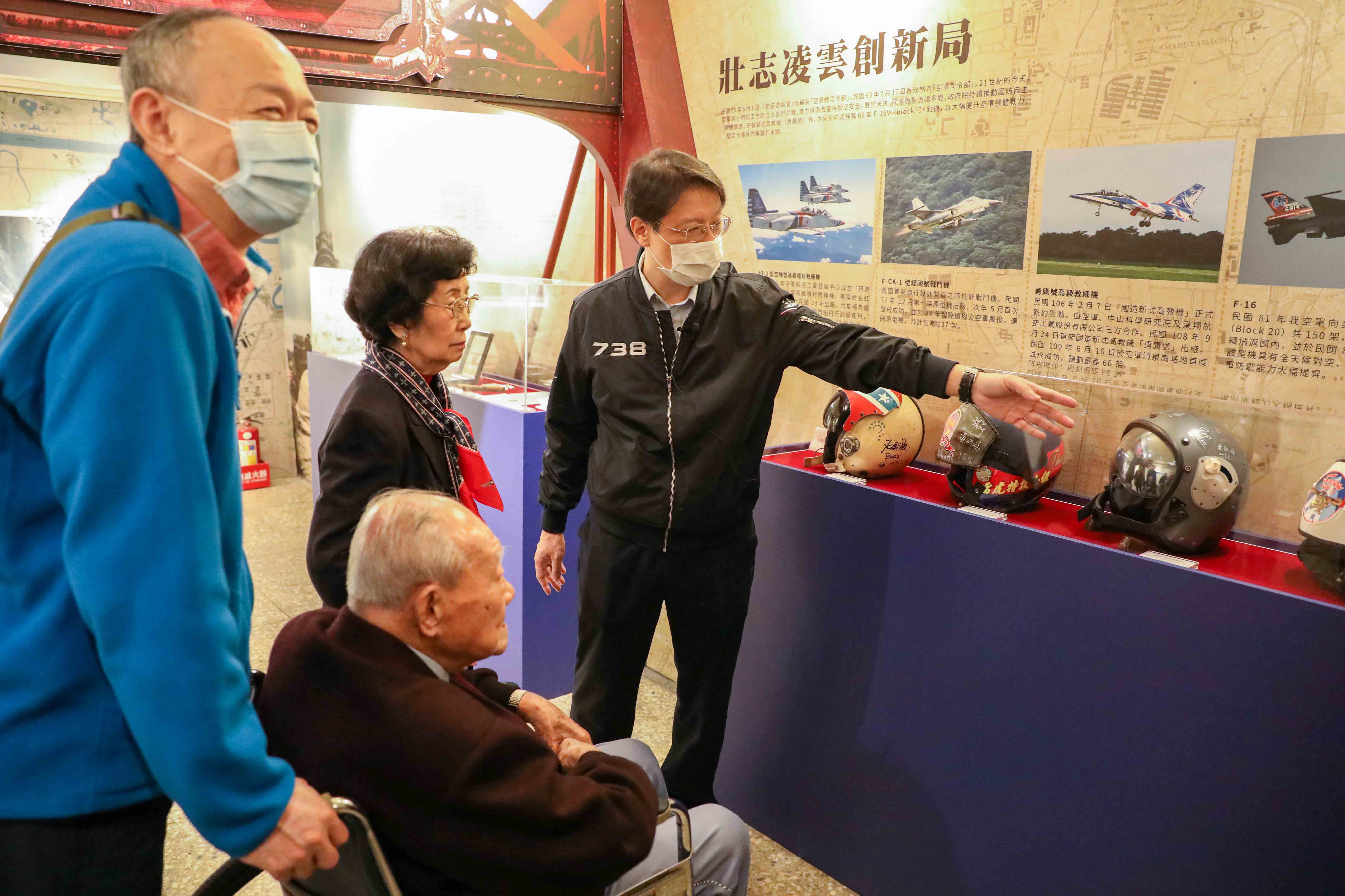 金士傑(圖左)曾帶父親參觀空軍文物展。(資料畫面/新北市文化局提供)