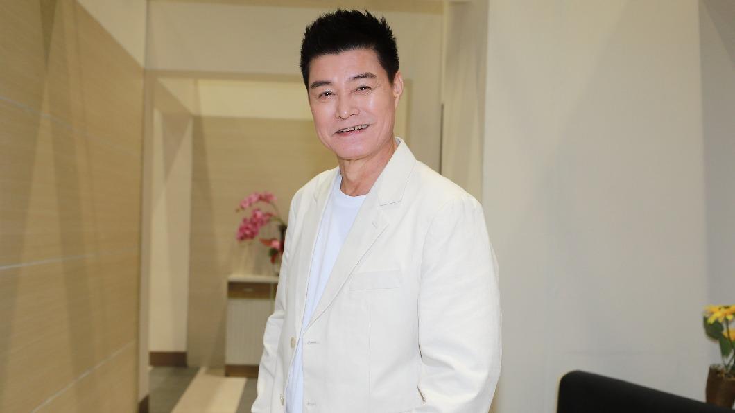 王中皇不忍了!霸氣塞1根堵嘴男歌手 他羞喊:心跳漏一拍