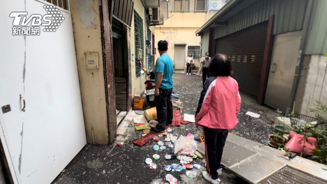 鳳山民宅氣爆!鐵門炸飛玻璃碎 鄰居驚:砰一聲像地震
