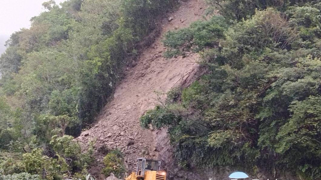 宜蘭炸豪雨!蘇花公路坍方「工程車遭埋」 現場封閉搶修