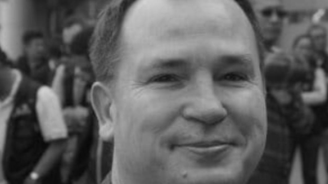 前美國國防部情報局高級情報分析師蓋瑞特(Dan Garrett)指出,投身解放軍的退役西方軍人應被視為「叛徒」。(圖/翻攝自《美國之音》)