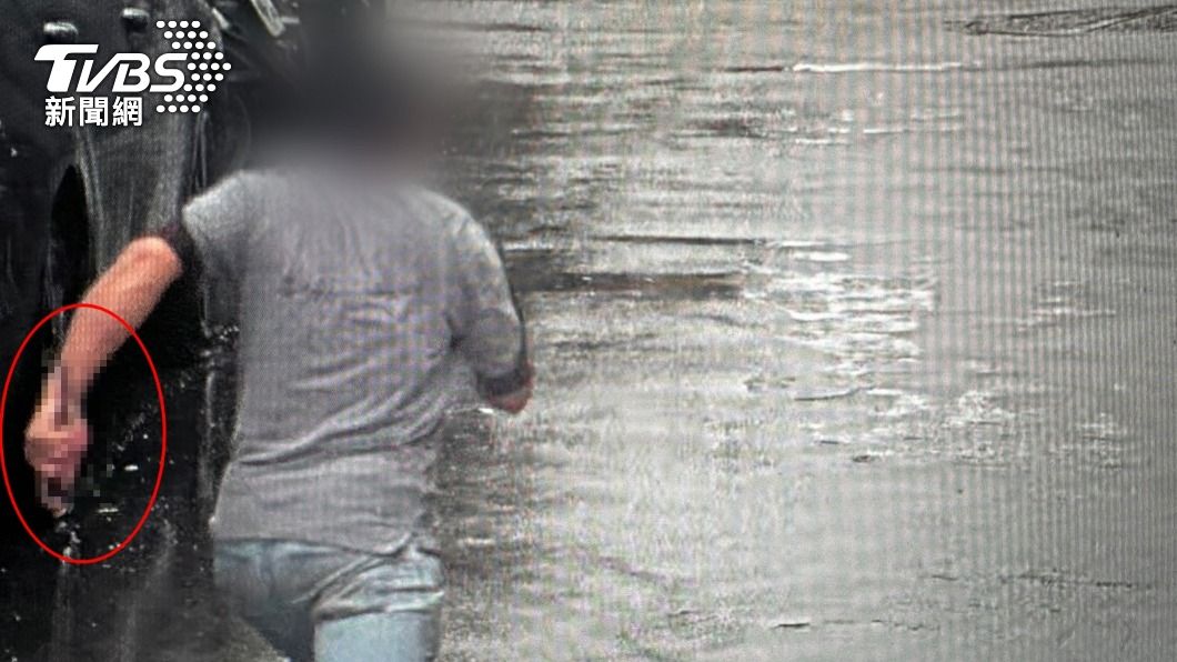 借住朋友家常喝醉鬧事！醉漢見警到場　持水果刀雨中狂奔