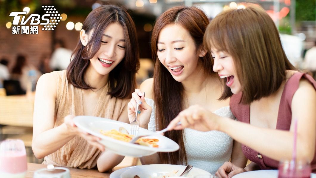 吃飯時間對女性的影響尤其巨大。（示意圖，非當事人／shutterstock達志影像）
