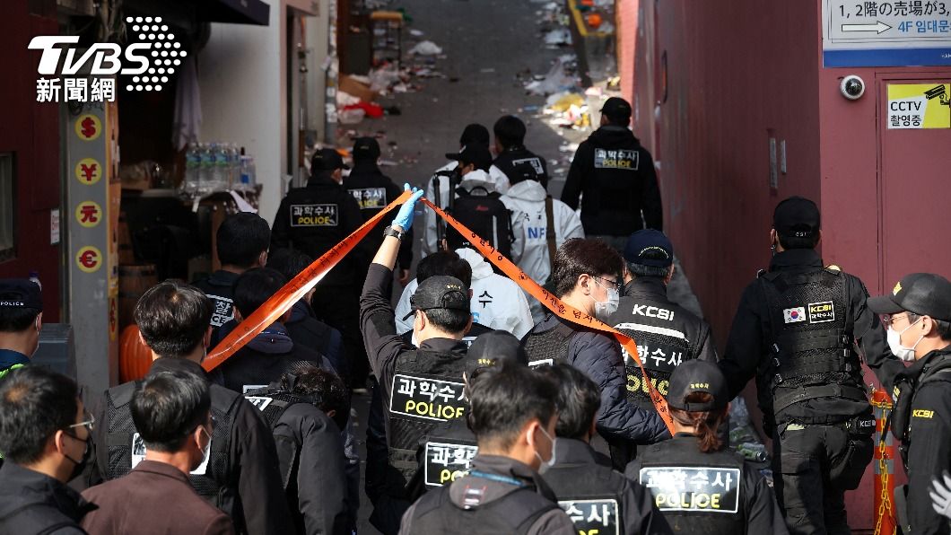 大批警力抵達意外現場調查。(圖/達志影像路透社)
