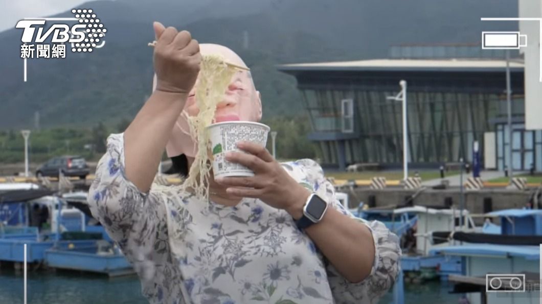 模型娜拍攝落山風下吃麵。（圖／TVBS）