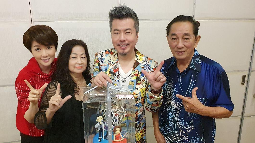 替艾成幫媽慶生！王瞳現身淚崩　黃國倫夫妻飛8小時獻「天堂的他」