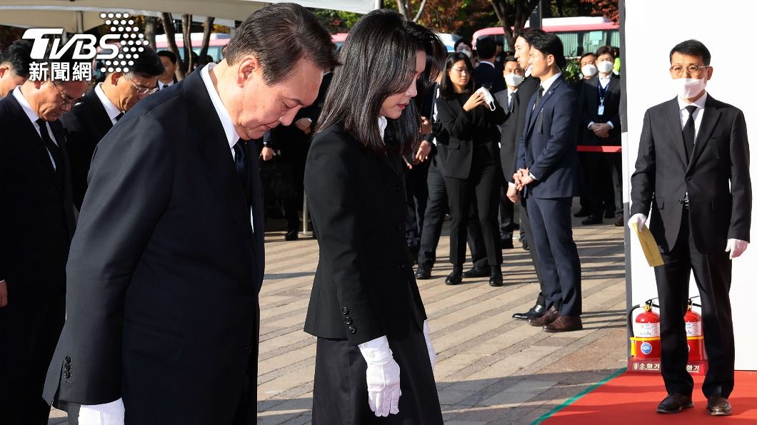 梨泰院踩踏意外釀154死 韓國總統伉儷獻花致哀