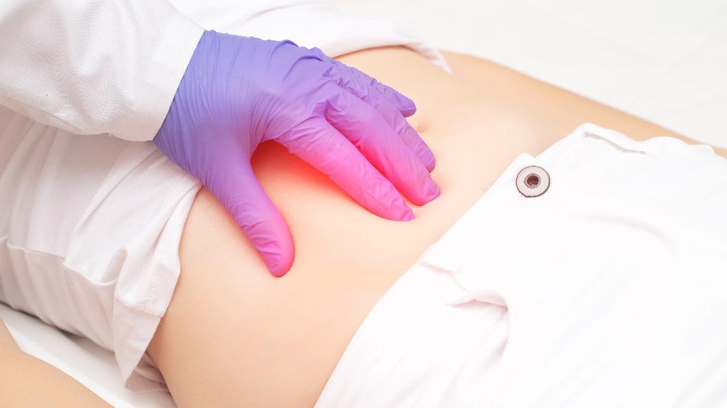 盲腸癌患者腹部恐出現腫大、疼痛等症狀。(示意圖,非當事人/shutterstock達志影像)