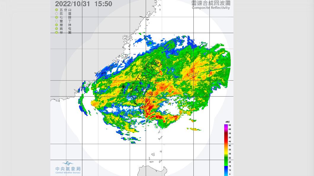 台灣北部、東半部地區及恆春半島有陣雨，並有局部大雨或豪雨發生的機率。（圖／中央氣象局）