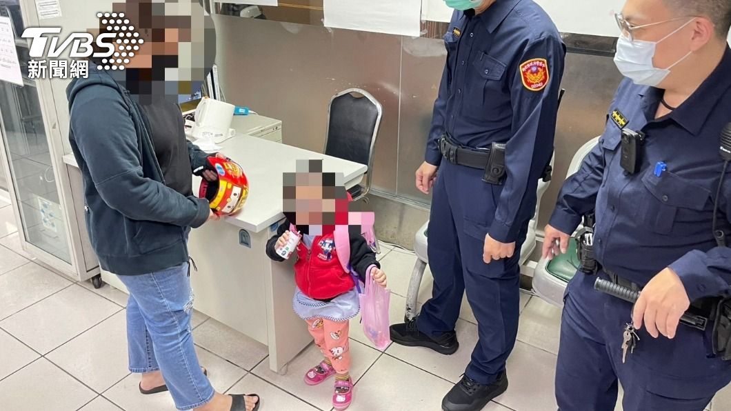 員警和女童聊卡通,還買養樂多給她喝。(圖/TVBS)