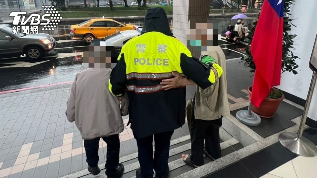 2名老先生走失被員警送回家。(圖/TVBS)