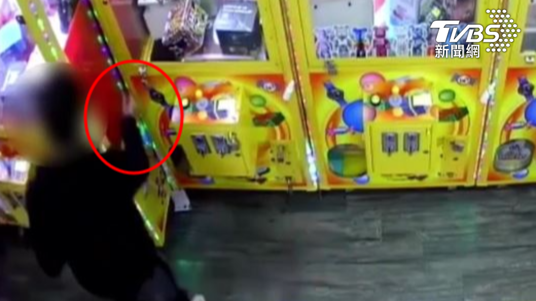 無人娃機店成毒品交易所！男剛買安非他命　見警急塞機台縫
