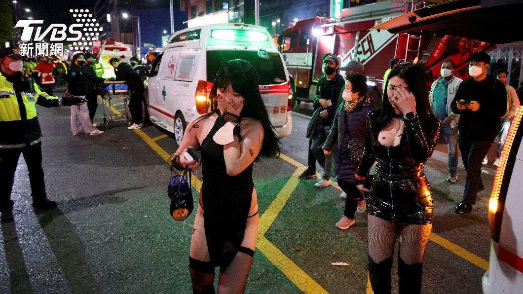 梨泰院踩踏意外導致159人喪命,本該狂歡的萬聖節卻讓無數家庭破碎。(圖/達志影像路透社)