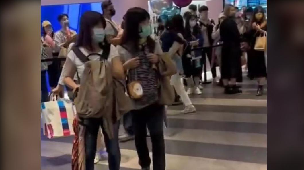 黑衣男不斷咆哮跳針嗆「安那！安那」！引起路過民眾圍觀。（圖／翻攝自社會事影音）