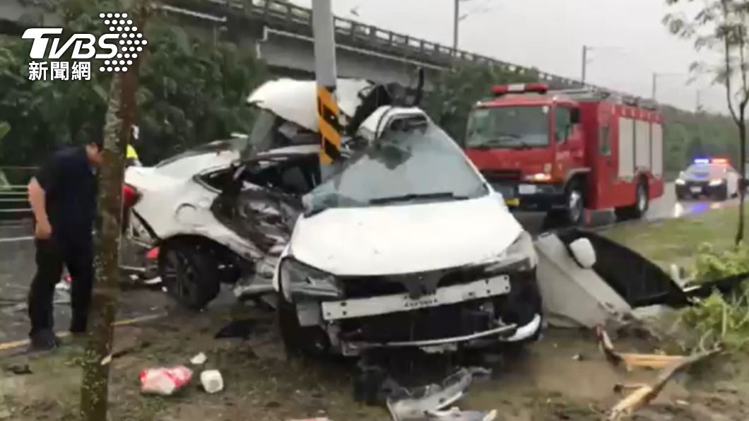 台9線嚴重自撞!車體「凹成V字」變廢鐵 女駕駛傷重亡
