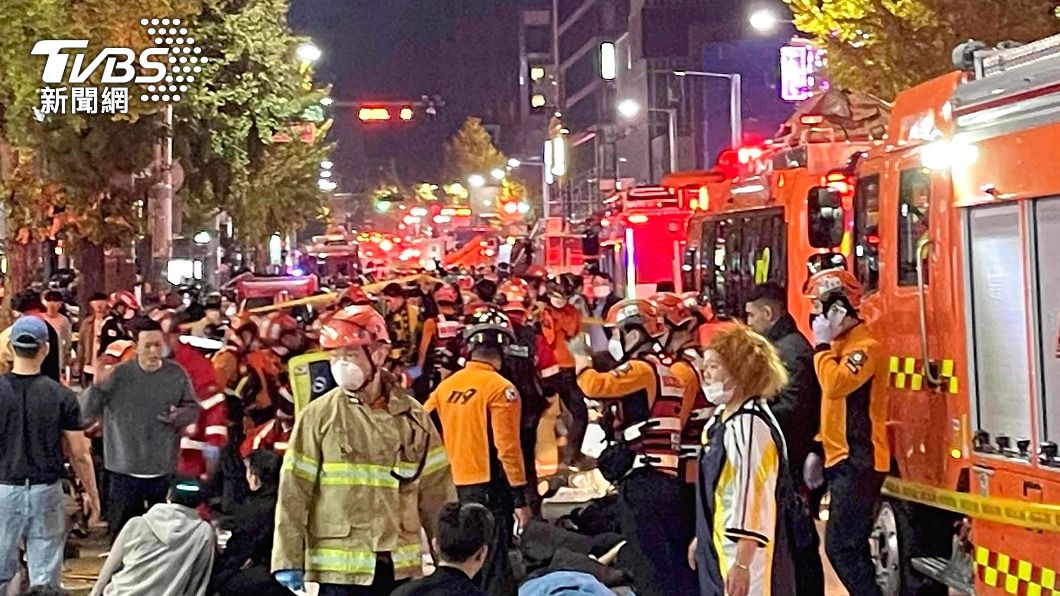 韓國梨泰院在萬聖節前夕爆發踩踏意外,造成154人喪生、逾百人受傷。(圖/達志影像美聯社)