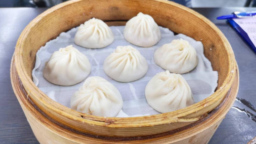 開薄皮，露出的就是鮮嫩的豬肉餡，湯汁十分燙口。（圖／台南美食地圖提供）