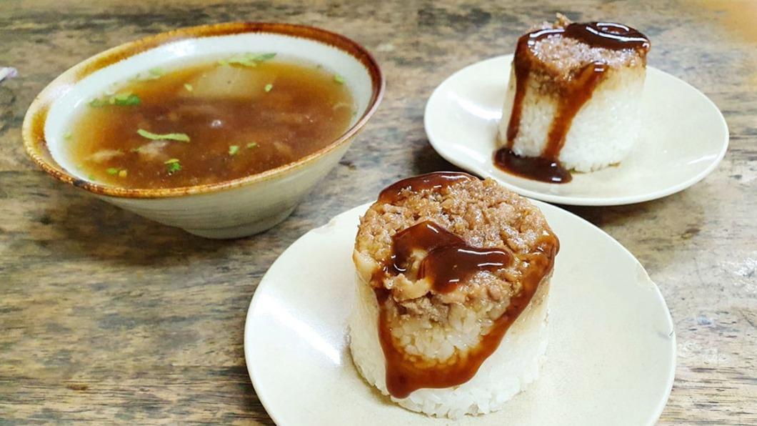 上層的肉燥跟米飯搭配得恰到好處，再淋上醬油膏鹹香帶甜好唰嘴。（圖／菓子の幸福週記提供）